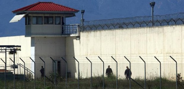 Κρατούμενος των φυλακών Tρικάλων κατάπιε ξυραφάκια 